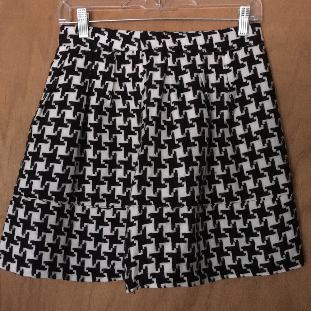 Black/white houndstooth a-line skirt w box pleat